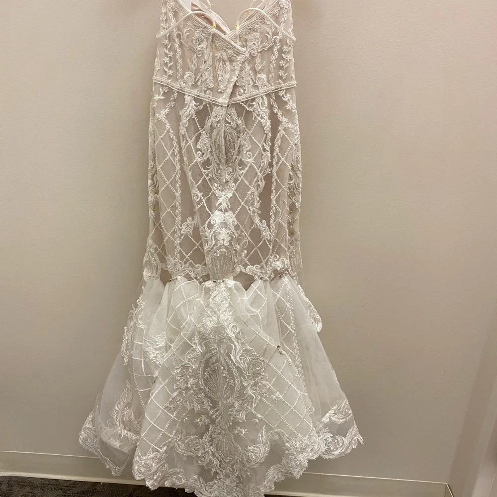 Elegant White Lace Wedding Dress - Picture 2 of 4